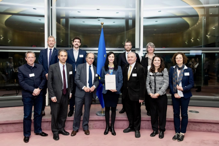 Ceremonial handover of the ISE Manifesto for young research careers to European commissioner Mariya Gabriel